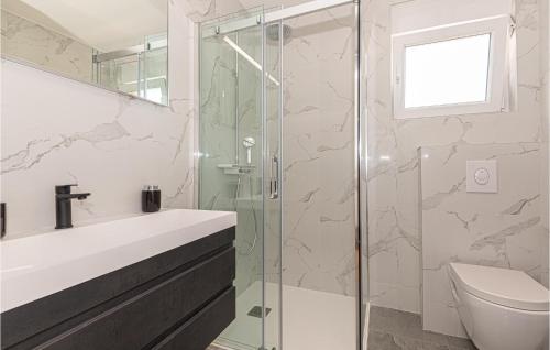 uma casa de banho com um chuveiro, um lavatório e um WC. em Awesome Home In Bilice With Wifi em Bilice