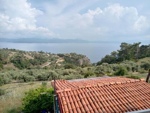 a tile roof with a view of the water at Kır evi in Mugla