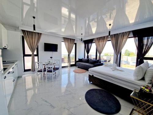 - une chambre avec un grand lit et un salon dans l'établissement Studio Armsea Mamaia Nord, à Mamaia