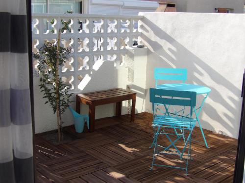 2 Stühle, einen Tisch, einen Tisch, einen Tisch und Stühle in der Unterkunft Bleu Soleil in Gruissan