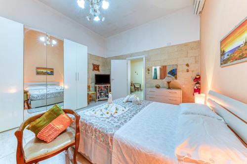 una camera con un grande letto di Casa vacanze vicino a Otranto a Giurdignano