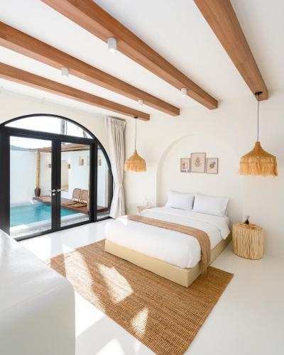 Ένα ή περισσότερα κρεβάτια σε δωμάτιο στο The Sunset Villa Huahin