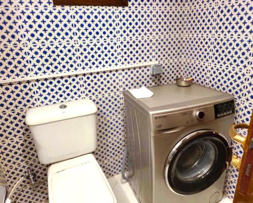 Domina Coral Bay Resort &casino في Dawwār Ruḩayyim: حمام مع غسالة ومرحاض