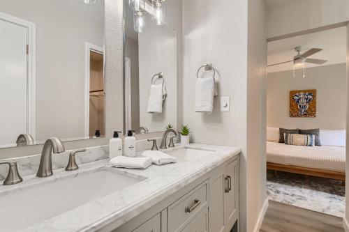 bagno con lavandino e grande specchio di The Hiatus, Round Rock, Ideal for Family or Work a Round Rock