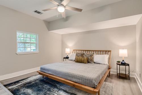 una camera con letto e ventilatore a soffitto di The Hiatus, Round Rock, Ideal for Family or Work a Round Rock
