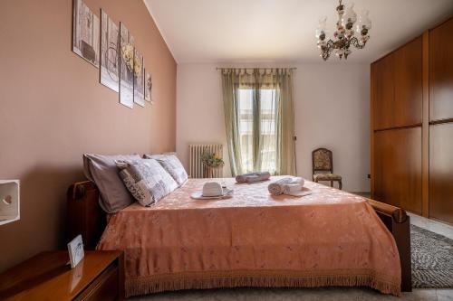 1 dormitorio con 1 cama con tocador y ventana en Casa Zoraide, en Borgagne