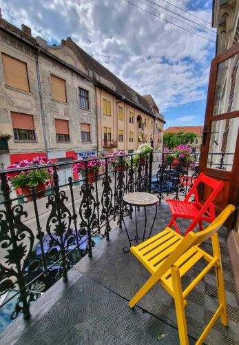 a balcony with a table and chairs on a building at Apartman Mikeš in Sombor