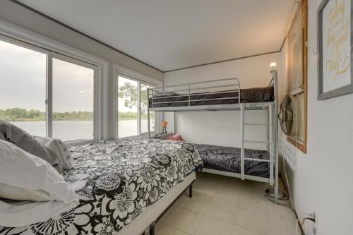 ein Schlafzimmer mit einem Etagenbett und einem Fenster in der Unterkunft Decatur House Fishing, Skiing, and Golfing! in Decatur