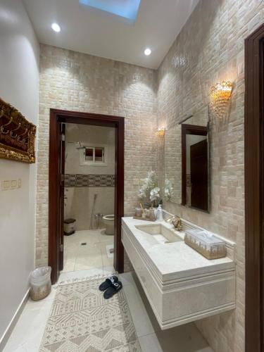Ένα μπάνιο στο Beitk Al-ula Apartments شقق بيتك العلا