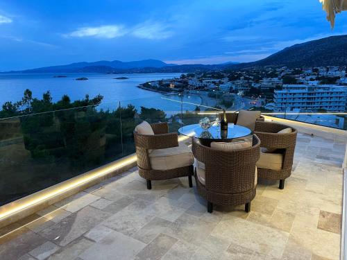 Luxurious 2-Bed Seaside Apartment in Saronida