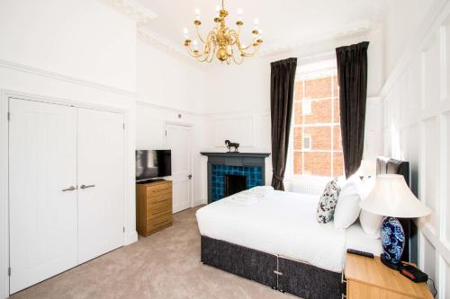 Tempat tidur dalam kamar di Beaufort House Apartments from Your Stay Bristol