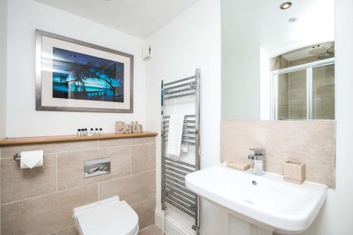 Bathroom sa Beaufort House Apartments from Your Stay Bristol