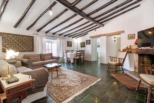 奧埃拉什的住宿－Casa do Mar - Golf Jamor，带沙发和壁炉的客厅