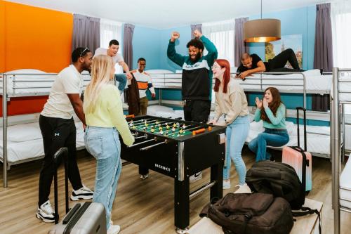 un grupo de personas jugando ajedrez en una habitación compartida en Amsterdam Teleport Hotel, en Ámsterdam