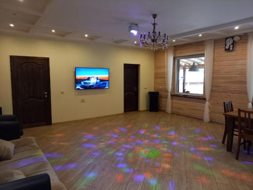 een woonkamer met een vloer met gekleurde verlichting bij Lesnoy holiday home in Vilnius