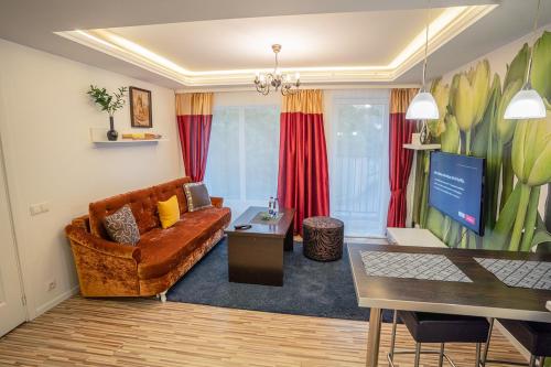 Alpetri Apartments tesisinde bir oturma alanı