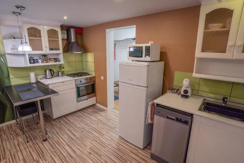 Dapur atau dapur kecil di Alpetri Apartments
