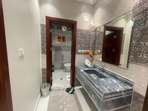 y baño con lavabo y aseo. en العلا بيتك, en Al Ula