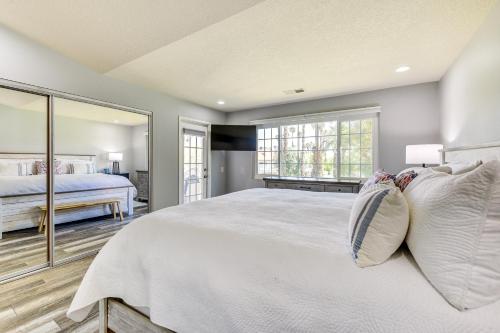 um quarto com uma cama grande e um espelho grande em Newly Renovated Palm Desert Condo Community Pool! em Palm Desert