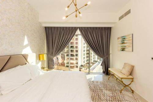 Postel nebo postele na pokoji v ubytování Urban Oasis Stylish Apartment