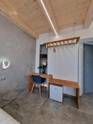 einen Schreibtisch und einen Stuhl in einem Zimmer in der Unterkunft MARLA ROOMS in La Spezia