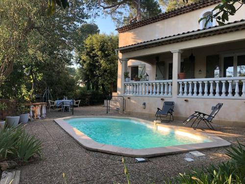 una piscina frente a una casa en Villa spacieuse avec piscine proche de la mer en Biot