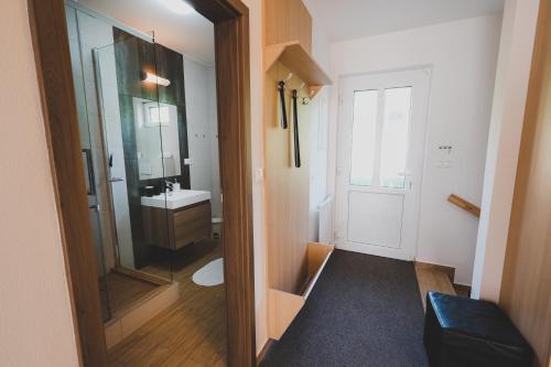 リプノ・ナト・ヴルタヴォウにあるSimply Lipnoのバスルーム(トイレ、洗面台、鏡付)