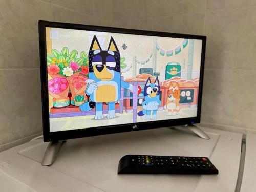 a computer monitor with a cartoon dog on the screen at Casa vacanze Santiago e Ian in Maruggio