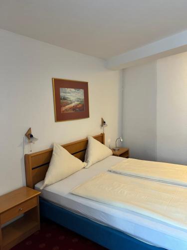 1 dormitorio con 2 camas y una foto en la pared en Hotel Schwartzer Löwe en Babenhausen