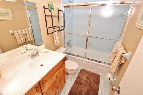 ein Bad mit einer Dusche, einem Waschbecken und einem WC in der Unterkunft Sea Coast Gardens II 317 in New Smyrna Beach