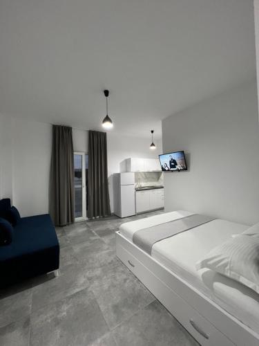 sypialnia z łóżkiem i telewizorem w obiekcie Vila Kledi w mieście Shëngjin
