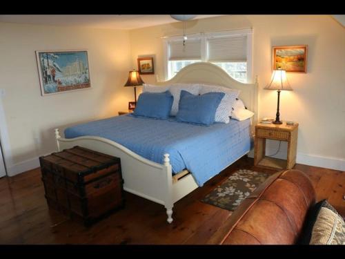 een slaapkamer met een groot bed en een bank bij Cadillac Views in Surry