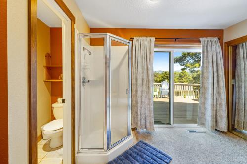 太平洋城的住宿－Cape Escape，带淋浴和卫生间的浴室