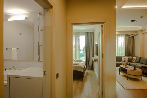 安塔利亞的住宿－Sirius Town by AntalyaSuites，一间带水槽的浴室和一间客厅
