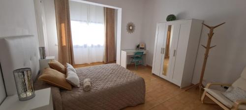 een kleine slaapkamer met een bed en een raam bij Piso de 2 habitaciones a 200 metros de la playa in Las Palmas de Gran Canaria