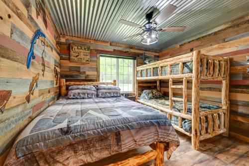 1 Schlafzimmer mit 2 Etagenbetten in einem Blockhaus in der Unterkunft Lakeside Cabin with Fire Pit Near Pine Point Park! in Holcombe