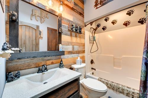 ein Badezimmer mit einem Waschbecken, einem WC und einer Badewanne in der Unterkunft Lakeside Cabin with Fire Pit Near Pine Point Park! in Holcombe