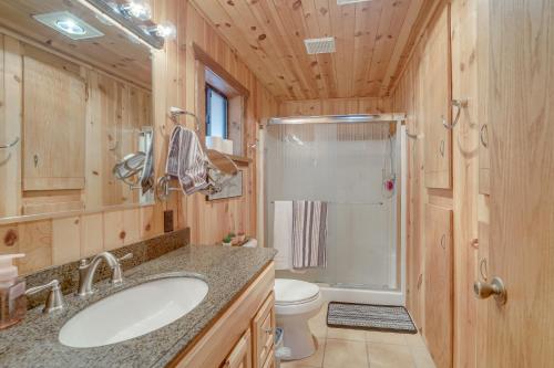 La salle de bains est pourvue d'un lavabo, de toilettes et d'une douche. dans l'établissement Payson Cabin with Deck Near Hiking, Fishing and More!, à Payson