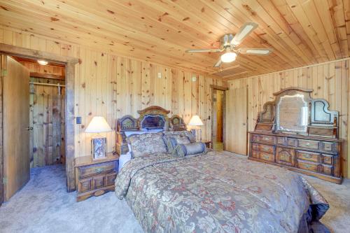 1 dormitorio con 1 cama grande y ventilador de techo en Payson Cabin with Deck Near Hiking, Fishing and More! en Payson