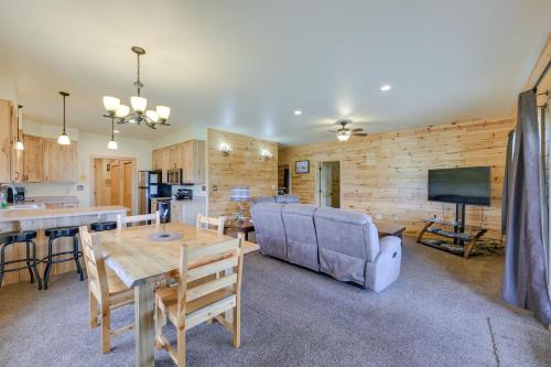 Rural Divide Cabin with Mountain Views! – Photos 2
