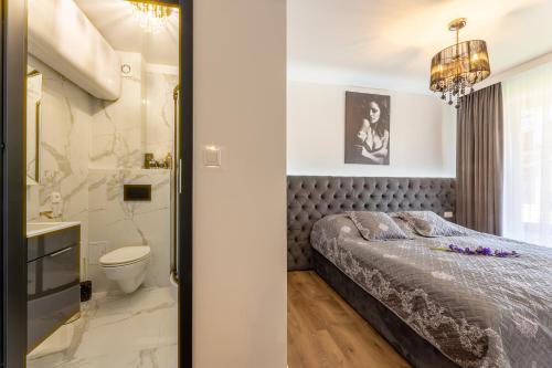 Ένα μπάνιο στο Sunrise Apartaments Luxury