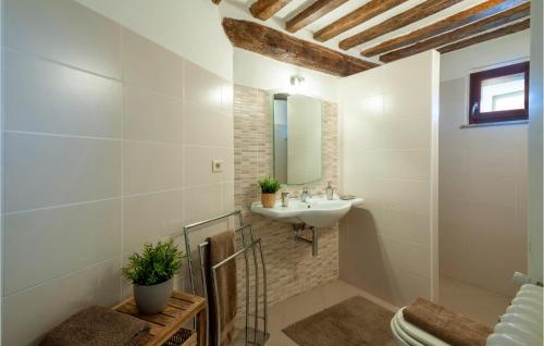 a bathroom with a sink and a mirror at Amazing Home In Mergo With House A Panoramic View in Mergo