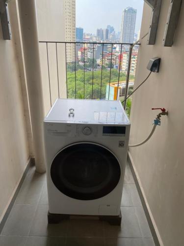 lavadora en una habitación con ventana en Căn hộ dịch vụ theo giờ Dcapitale, en Hanói
