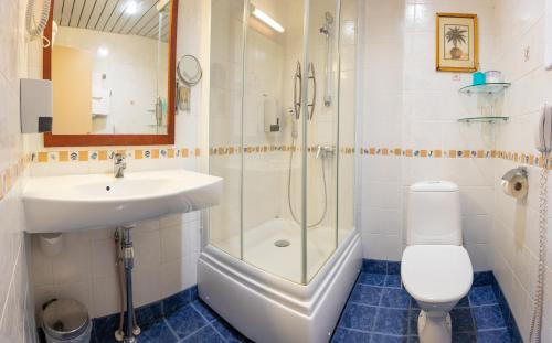 a bathroom with a sink and a shower and a toilet at Tähetorni Hotel in Tallinn