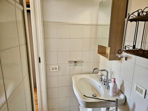 Ένα μπάνιο στο N266 - Numana, deliziosa casa in centro storico