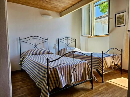 Ένα ή περισσότερα κρεβάτια σε δωμάτιο στο N266 - Numana, deliziosa casa in centro storico