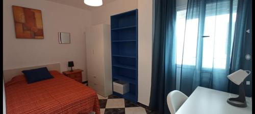 um pequeno quarto com uma cama e uma janela em Piso Chari - 4 habitaciones em Puerto Real