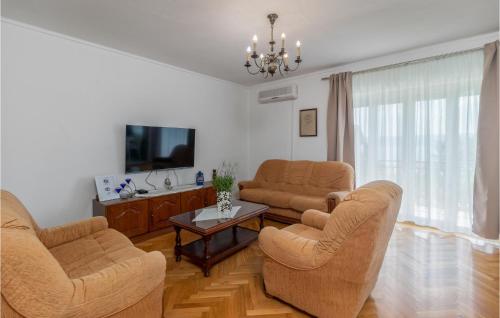 TV a/nebo společenská místnost v ubytování Cozy Apartment In Novi Vinodolski
