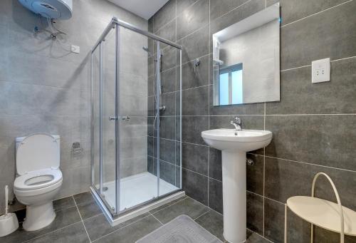 Ένα μπάνιο στο Modern Family Holiday Retreat in Gzira