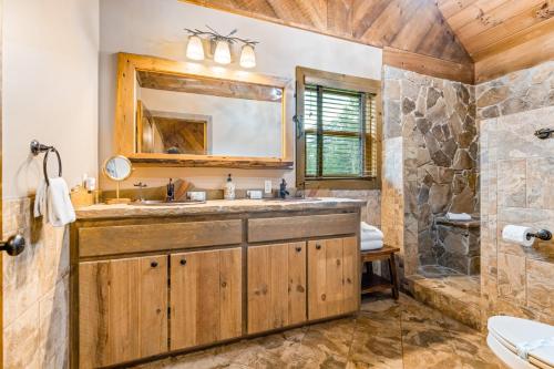 ein Badezimmer mit großem Waschbecken und Spiegel in der Unterkunft Stag Horn Lodge in Mineral Bluff